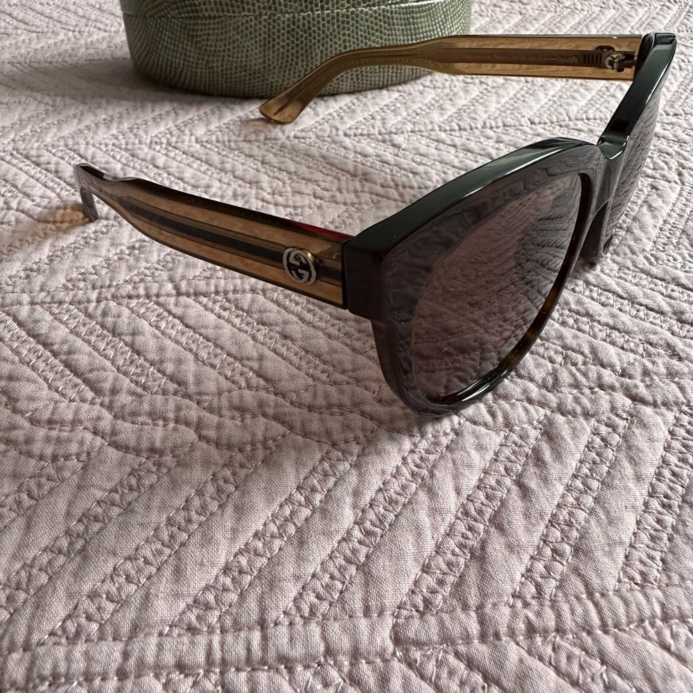 Gucci Women’s Sunglasses - Picture 4 of 9